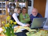 Anziani - Con giovane al computer